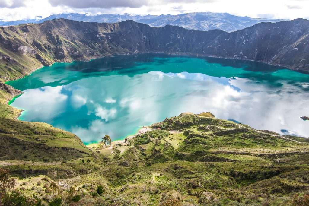 9 ho mieng nui lua dep nhat the gioi hinh anh 2 Quilotoa_Crater_Lake_Ecuador_flying_and_travel.jpg