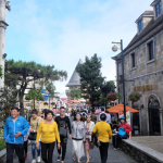 Nhiều tour du lịch nội địa đến điểm an toàn được mở bán Du khách tham quan tại Đà Nẵng /// Ảnh: Huy Đạt