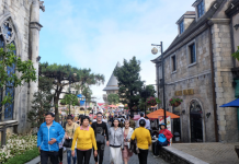 Nhiều tour du lịch nội địa đến điểm an toàn được mở bán Du khách tham quan tại Đà Nẵng /// Ảnh: Huy Đạt