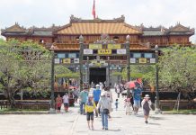 Huế kích cầu du lịch: Giảm 50% giá vé tham quan di tích đến cuối tháng 7 Du khách trở lại tha quan Đại nội- Cố đô Huế, sau dịch Covid-19 /// Bùi Ngọc Long