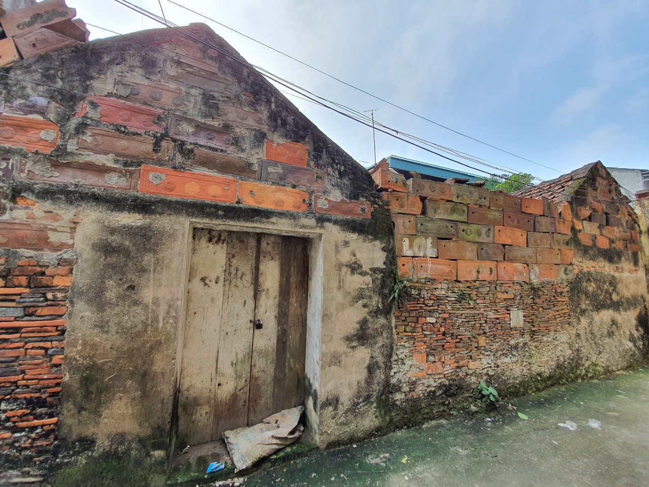 Kỳ lạ làng có những ngôi nhà xây bằng tiểu sành độc nhất ở Việt Nam - 4