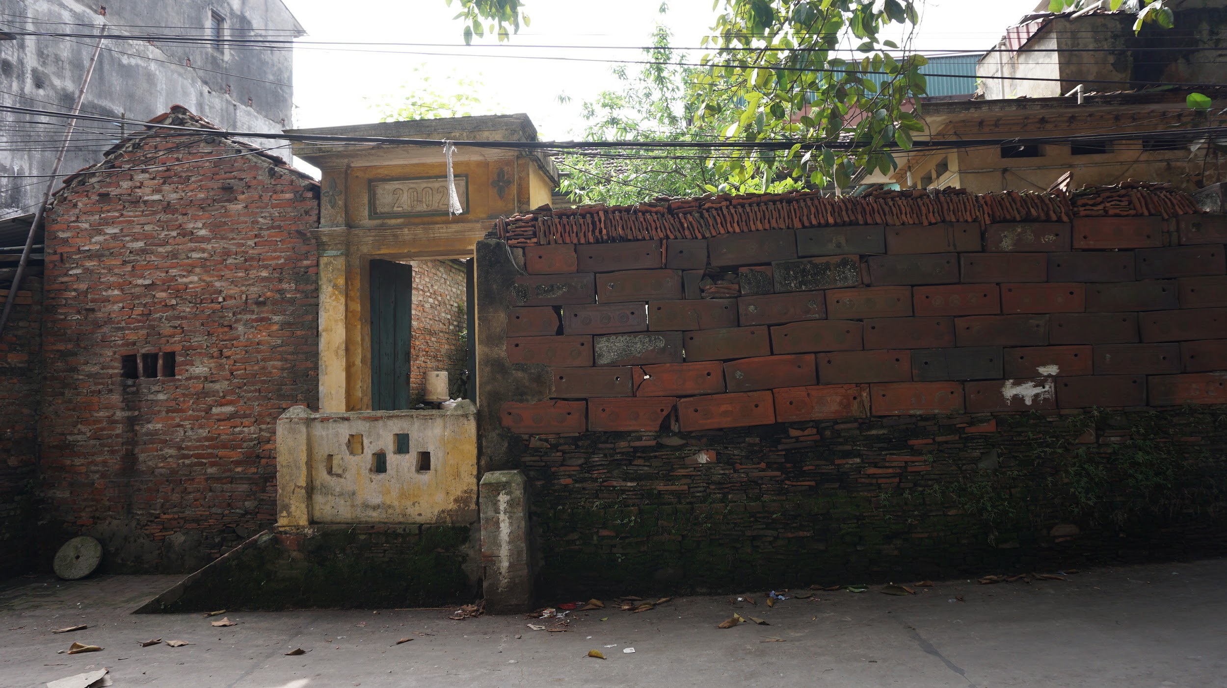 Kỳ lạ làng có những ngôi nhà xây bằng tiểu sành độc nhất ở Việt Nam - 5