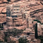 Cung điện 100 năm tuổi xây trên cột đá thẳng đứng ở Yemen Cung dien da Dar al-Hajar anh 1