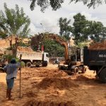 Khắc phục sạt lở cát tràn tuyến đường du lịch Mũi Né Vụ cát tràn không gây thiệt hại về người nhưng cát tràn vào nha hàng Làng chài Mũi Né và nhà dân bên dưới /// Quế Hà