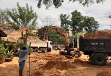 Khắc phục sạt lở cát tràn tuyến đường du lịch Mũi Né Vụ cát tràn không gây thiệt hại về người nhưng cát tràn vào nha hàng Làng chài Mũi Né và nhà dân bên dưới /// Quế Hà