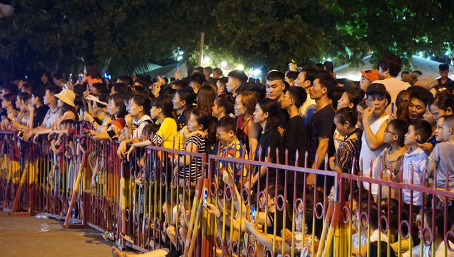 Hàng vạn du khách đổ về Sầm Sơn dự lễ hội carnival - ảnh 2