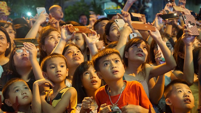 Hàng vạn du khách đổ về Sầm Sơn dự lễ hội carnival - ảnh 1