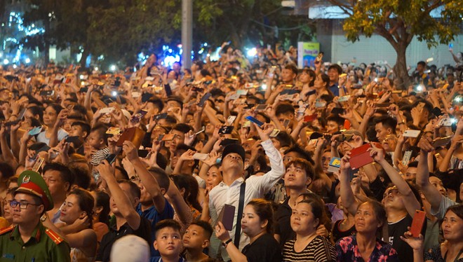 Hàng vạn du khách đổ về Sầm Sơn dự lễ hội carnival - ảnh 7