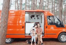 Đôi vợ chồng chi 250 triệu đồng tự cải tạo ôtô cũ thành nhà di động Doi vo chong chi 250 trieu dong tu cai tao oto cu thanh nha di dong hinh anh 1 97759789_1944557952345107_4723084082672566272_o.jpg