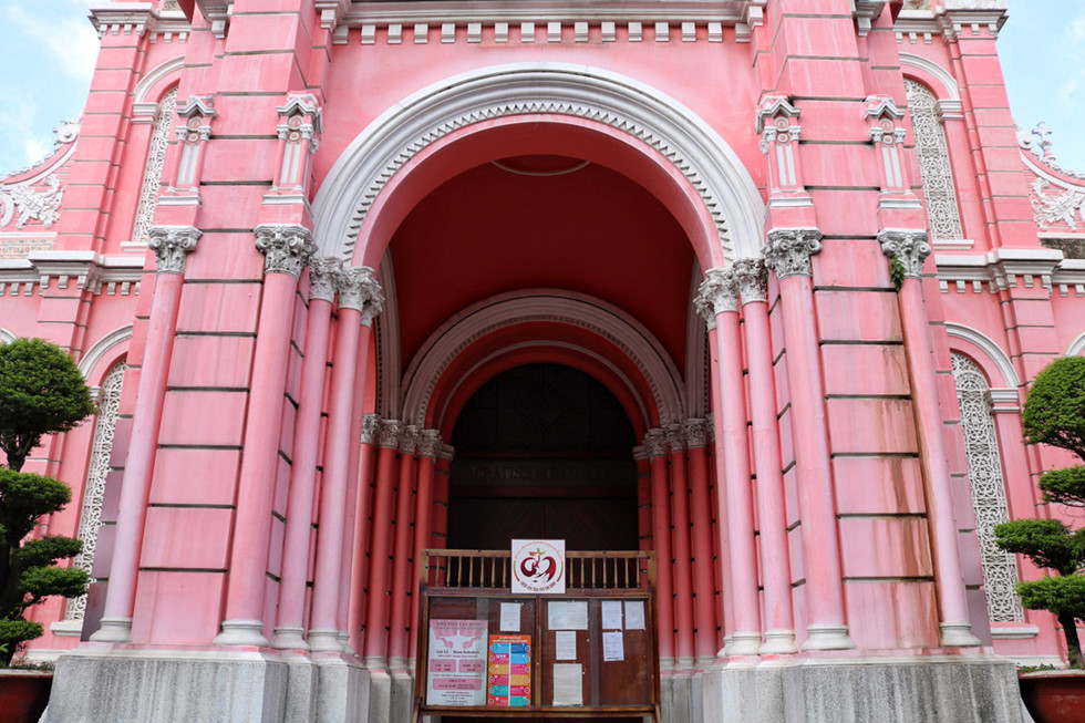 Cận cảnh nhà thờ Tân Định 150 tuổi ngay trung tâm Sài Gòn 'đốn tim' du khách - ảnh 7