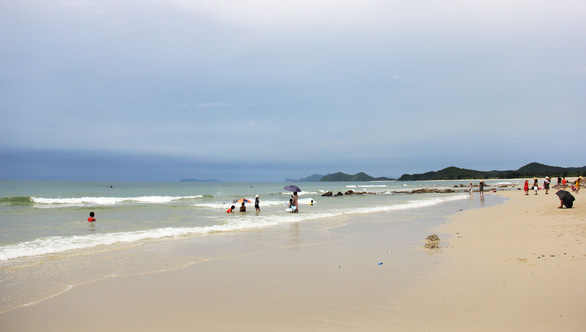 Những bãi cát trắng mịn như nhung trên xã đảo Minh Châu - Ảnh 3.