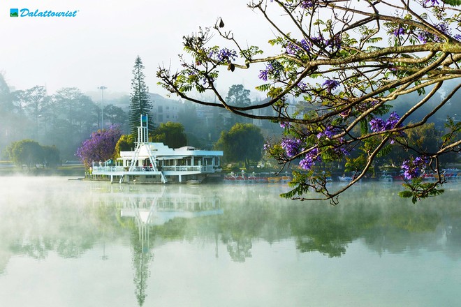Nhà hàng - cà phê Thủy Tạ trên hồ Xuân Hương, nơi lý tưởng cho du khách ngắm phong cảnh Đà Lạt - Ảnh: Dalattourist