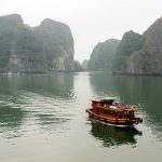 Không miễn, giảm phí thăm vịnh Lan Hạ, Cát Bà sẽ mất khách Việc không miễn, giảm phí tham quan vịnh Lan Hạ sẽ làm mất cơ hội của du lịch Cát Bà /// Ảnh L.Q.P