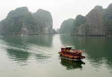 Không miễn, giảm phí thăm vịnh Lan Hạ, Cát Bà sẽ mất khách Việc không miễn, giảm phí tham quan vịnh Lan Hạ sẽ làm mất cơ hội của du lịch Cát Bà /// Ảnh L.Q.P