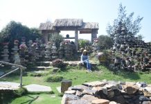 Bức tường làm từ 1.000 cối đá thành điểm check-in độc đáo Bức tường làm từ 1.000 cối đá thành điểm check-in độc đáo - Ảnh 1.