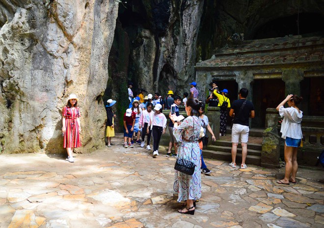 Du khách đổ xô đến Đà Nẵng dịp nhiều điểm du lịch miễn phí vé tham quan - ảnh 1