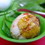 Vì sao ăn hột vịt lộn phải kèm với rau răm? Trên khắp các miền, món hột vịt lộn đều ăn kèm với rau răm /// Giang Vũ