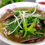 Vì sao ăn phở Sài Gòn kèm giá và rau thơm, khác hẳn phở Hà Nội? Phở Sài Gòn chính tông là phải ăn kèm rau thơm và giá đỗ /// Giang Vũ