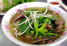 Vì sao ăn phở Sài Gòn kèm giá và rau thơm, khác hẳn phở Hà Nội? Phở Sài Gòn chính tông là phải ăn kèm rau thơm và giá đỗ /// Giang Vũ