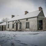 Ngôi nhà bỏ hoang, bên trong toàn đồ cổ phủ bụi Ngỡ ngàng ngôi nhà bỏ hoang, bên trong toàn đồ cổ phủ bụi - 1