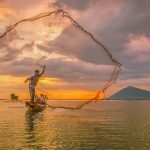 TP.HCM kết nối Đông Nam Bộ tạo 3 tour hấp dẫn cho khách với giá cực rẻ Người dân đánh bắt cá trong lòng hồ Dầu Tiếng, hồ nhân tạo lớn nhất Đông Nam Á /// Ảnh: Nhật Tường