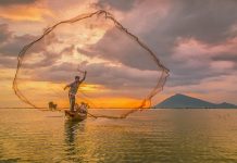 TP.HCM kết nối Đông Nam Bộ tạo 3 tour hấp dẫn cho khách với giá cực rẻ Người dân đánh bắt cá trong lòng hồ Dầu Tiếng, hồ nhân tạo lớn nhất Đông Nam Á /// Ảnh: Nhật Tường