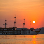 Chiêm ngưỡng vẻ đẹp vịnh Bái Tử Long từ du thuyền hạng sang Dragon Legend anh 1