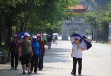 Tiếp tục tìm giải pháp phục hồi du lịch, dịch vụ hậu Covid-19 Tại các điểm tham quan, số lượng du khách vẫn còn khá vắng vẻ /// Ảnh: Vũ Phượng