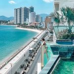 Ngỡ ngàng check in hồ bơi vô cực vách kính vạn người mê ở Nha Trang