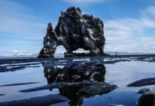 Khối đá hình khủng long cao 15m ngoài khơi Iceland