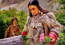 Cuộc sống của bộ lạc có tập tục hôn nhau thoải mái, trao đổi vợ tự do Kỳ lạ cuộc sống của bộ lạc có tập tục hôn nhau thoải mái, trao đổi vợ tự do - 1