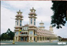Độc đáo kiến trúc tòa thánh lớn nhất của đạo Cao Đài Độc đáo kiến trúc tòa thánh lớn nhất của đạo Cao Đài - Ảnh 1.