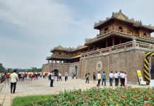 Huế công bố chương trình kích cầu du lịch, miễn phí vé tham quan di sản Du khách đông đúc tham quan Đại nội Huế, trước thời điểm bùng phát dịch Covid-19 /// Bùi Ngọc Long