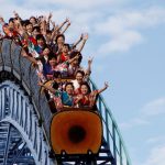 Khi công viên giải trí trở lại, chơi tàu lượn siêu tốc không được… la hét Khi công viên giải trí trở lại, chơi tàu lượn siêu tốc không được… la hét - Ảnh 1.