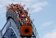 Khi công viên giải trí trở lại, chơi tàu lượn siêu tốc không được… la hét Khi công viên giải trí trở lại, chơi tàu lượn siêu tốc không được… la hét - Ảnh 1.