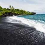 5 bãi biển cát đen huyền bí trên thế giới bai bien cat den anh 1