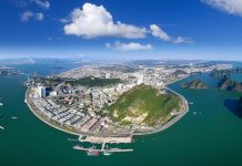 Đẹp mê mẩn con đường nghìn tỉ bên vịnh Hạ Long Tuyến đường bao biển Trần Quốc Nghiễn ôm trọn TP.Hạ Long /// Ảnh N.H