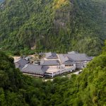 Khám phá ngôi làng Nhật Bản bên bờ di sản vịnh Hạ long Ngôi làng Nhật ở Cẩm Phả được bao bọc xung quanh là núi rừng /// Ảnh N.H