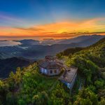 Ngày hè ngắm thác chảy, mây vờn trên đỉnh Bạch Mã Ngày hè ngắm thác chảy, mây vờn trên đỉnh Bạch Mã - Ảnh 1.