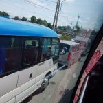 Cát Bà đông nghẹt khách, bến phà tắc hơn một giờ không di chuyển Cat Ba dong nghet khach anh 1