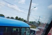 Cát Bà đông nghẹt khách, bến phà tắc hơn một giờ không di chuyển Cat Ba dong nghet khach anh 1