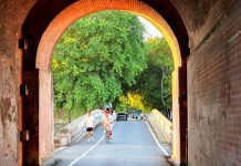 Dân mạng dậy sóng vì bài viết chê Huế ‘xập xệ’, ‘nhang khói như nghĩa trang’ Cổng thành Huế với nét cổ kính thâm trầm /// P.T.Đ