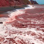 Vùng biển kỳ lạ sóng đánh vào bờ chuyển màu đỏ rực Dao cau vong Hormuz anh 1