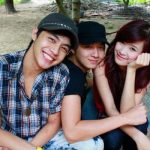 Ảnh thời quê và ngố của Đông Nhi, Ngô Kiến Huy, Noo Phước Thịnh anh qua khu cua gia dinh van hoa anh 1