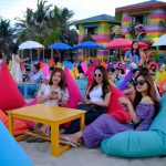 Nhà nhà ùn ùn du lịch hè: Quá đông, lắm phiền toái Nhà nhà ùn ùn du lịch hè: Quá đông, lắm phiền toái - Ảnh 1.