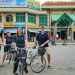 Gia đình du khách Mỹ chọn miền Tây để du lịch hè này Gia đình cô Margie tại chợ quê miền Tây