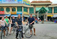 Gia đình du khách Mỹ chọn miền Tây để du lịch hè này Gia đình cô Margie tại chợ quê miền Tây