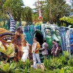 Khu du lịch Quỷ Núi ở Lâm Đồng gây tranh cãi vì nhiều tượng quái dị Khách tham quan Khu du lịch Quỷ Núi /// Ảnh: Lâm Viên