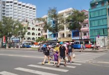 Làm thế nào để đi Vũng Tàu chơi, du lịch không bị ‘chặt chém’? Khách du lịch đến TP.Vũng Tàu /// Nguyễn Long