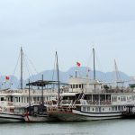 Hàng trăm tàu nghỉ đêm trên vịnh Hạ Long kêu cứu Tàu nghỉ đêm trên vịnh Hạ Long đang phải dừng hoạt động vì ế ẩm /// Ảnh LNH